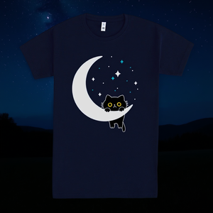 Camiseta Meowing Moon con diseño de gato y luna creciente en azul marino para amantes del cielo nocturno - Product Image 3