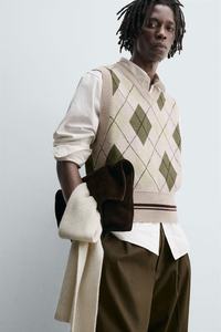 <span class=keywords><strong>Gilet</strong></span> Classico da <span class=keywords><strong>Uomo</strong></span> a Motivo Argyle in <span class=keywords><strong>Beige</strong></span> con Motivo a Rombi Verde e Giallo, Scollo a V Senza Maniche con Orlo a Righe - Product Image 5