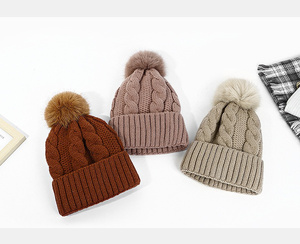 Bán Buôn Biểu Tượng Tùy Chỉnh Dệt Kim Mũ Ấm Đồng Bằng Phụ Nữ Mùa Đông Faux Fur Bóng Pom Pom Thời Trang Trắng Đen Beanie <span class=keywords><strong>Hat</strong></span> - Product Image 3