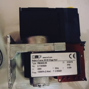 Bomba de Muestreo de Gases VOC KNF PM24622-86, 230V 50Hz, Bomba de Vacío Metálica para Extracción de Humo CEMS - Product Image 1