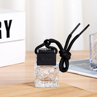 Logo personnalisable en gros 8ml cube d'eau suspendu dans un parfum pour voiture bouteille vide en verre de parfum désodorisant pour voiture