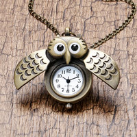 Jam Saku Vintage Bentuk Burung Hantu Kecil yang Lucu untuk Hadiah Keluarga Unisex - Jam Kuarsa Retro dengan Liontin di Rantai dan Angka Arab