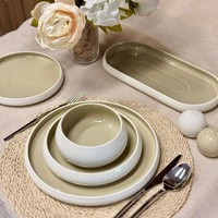 Frans design, hoogwaardig wit servies, geïnspireerd op wit buiten en grijs binnen, hoofdgerechten verkrijgbaar tegen groothandelsprijzen.