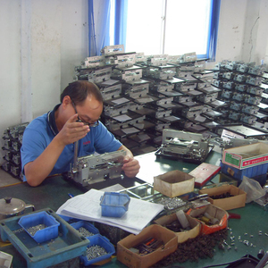 Dongguan เครื่องปั๊มลายนูนบัตรพลาสติกแบบตัวละครนูน68ชิ้นเครื่องทำบัตรพีพีพีการ์ด - Product Image 5