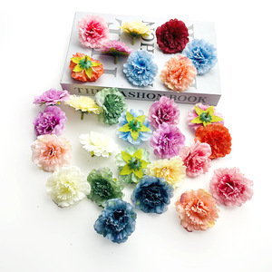 Fleurs artificielles de carnations de 5,5 cm de diamètre avec feuilles pour la décoration de mariage, la décoration de la maison et les travaux manuels DIY - Product Image 1
