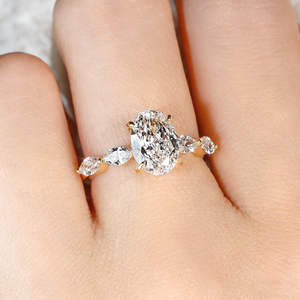 แหวนหมั้นเพชรแล็บโกรว์ 14k ทองคำแท้ SGARIT แบบสั่งทำพิเศษ น้ำหนัก 2 กะรัต ระดับความสะอาด VVS E พร้อมใบรับรอง IGI รูปทรงวงรี ประดับเพชรสองด้าน สำหรับผู้หญิง - Product Image 5