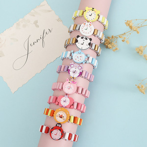 Vente en gros de montre en imitation bois d'<span class=keywords><strong>animaux</strong></span> colorés de dessins animés <span class=keywords><strong>Bracelet</strong></span> de perles Jouets pour enfants <span class=keywords><strong>Bracelet</strong></span> cadeau <span class=keywords><strong>élastique</strong></span> et réglable - Product Image 1