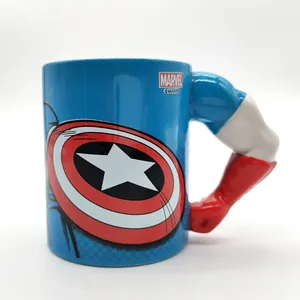 Taza de <span class=keywords><strong>café</strong></span> de sopa de cerámica en forma de Capitán <span class=keywords><strong>América</strong></span> promocional de lujo, nuevo juego de regalo de vacaciones con mango muscular, diseño bonito - Product Image 1