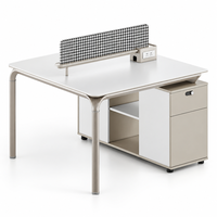 Poste de travail modulaire moderne avec écran de confidentialité, armoire de rangement, étagère ouverte et accès aux câbles pour bureaux d'employés