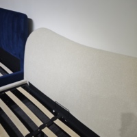 Cadre de lit king-size en bois rembourré avec tête de lit ondulée et incurvée, tissu en polaire Teddy blanc crème, lit plateforme doux et confortable