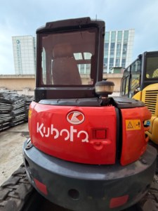 Excavatrice compacte d'occasion Kubota KX057-4 5,5T pour travaux agricoles et municipaux sur sites étroits - Product Image 2