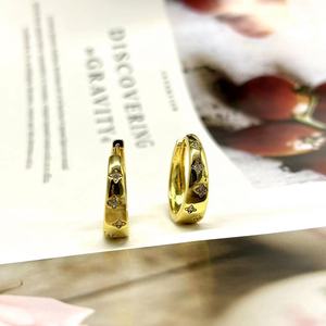 Pendientes de Aro Golden Star con Diamantes Engastados en Garra, Diseño Geométrico Minimalista para Uso Diario - Product Image 4