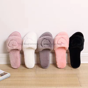 Chaussons d'intérieur en peluche pour femmes à motif cœur, en tissu éponge, pour l'hiver et la chambre, disponibles auprès des fabricants - Product Image 1
