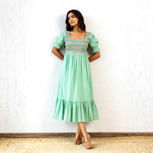Robe midi smockée vert pastel, style bohème, vert menthe, col carré, manches bouffantes, brodée, coupe trapèze ample, en coton tissé, pour l'été - Product Image 1