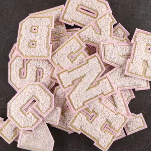 Consegna veloce lettera all'ingrosso Chanille Gold Edge Iron On Letter Patch Pink ciniglia Letter Patch