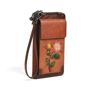 Bolso Ando de Cuero Genuino de Vaca, Cartera para Teléfono con Grabado de Rosas, Cierre Largo con Cremallera, Correa de Muñeca y Bandolera para Mujer - Product Image 5