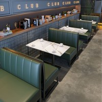 Ensemble de banquettes de restaurant moderne, table et chaises aspect marbre, structure métallique, mobilier de salle à manger pour café