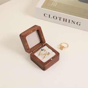 Caja de Anillo de Compromiso de Madera EleQueen en Oferta, Caja de Almacenamiento de Joyas Cuadrada de Madera de Nogal Macizo con Cierre, Color y Tamaño Personalizables - Product Image 2