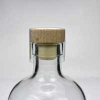 Bouteille en verre transparente élégante avec bouchon en liège cannelé à centre creux, forme cylindrique, logo personnalisé, idéale pour la présentation de whisky