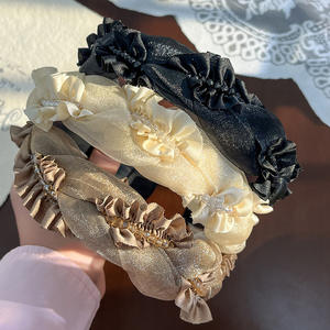 Élégant serre-tête en mousseline avec motif plissé effet neige et nœud papillon, bandeau en dentelle noire pour mariage, accessoires capillaires parfaits - Product Image 1