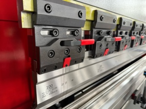 Cintreuse CNC électro-hydraulique synchrone automatique de haute précision Nanjing BOST 2.5m 3m 4000mm certifiée CE - Product Image 3