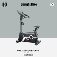 Bicicleta estática vertical con manillar elevado, asiento ajustable, sistema de pedales y base robusta para equipo de fitness profesional