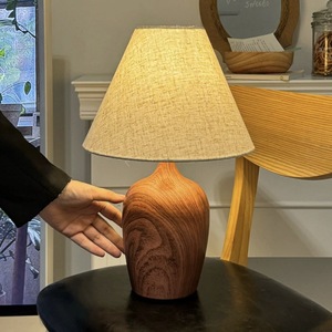 Mesa de Estilo Vintage Wabi-Sabi, Diseño Retro Chino Moderno y Sofisticado, Activación por Sensor para Ambiente de Hotel, Dormitorio, PC - Product Image 2