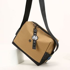 Bolsa deportiva de nailon a cuadros, bolso bandolera ligero, versátil y casual - Product Image 1