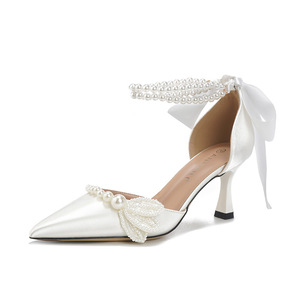รองเท้าส้นสูงแบบใหม่ประดับมุก สายโซ่ ปลายแหลม สีขาว สำหรับงานแต่งงาน ส้นเข็ม รองเท้าแบบสวมสำหรับผู้หญิง - Product Image 1