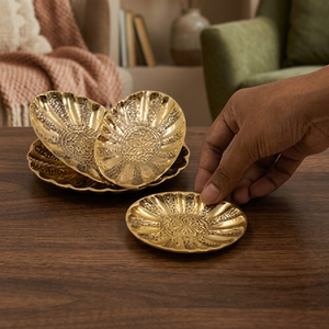 Assiettes décoratives en forme de feuille dorée, en métal fait main, vaisselle glamour pour les fêtes - Product Image 5