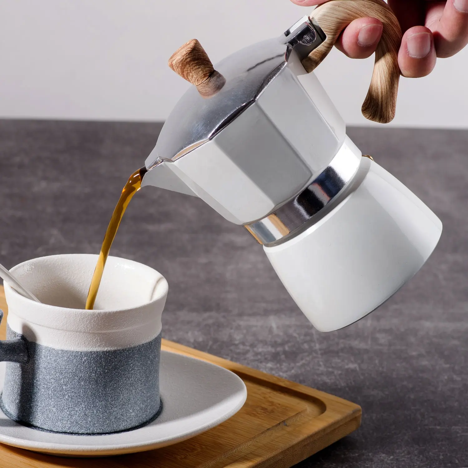 Klassische italienische und kubanische Kaffeemühle Herdplatte Espressomaschine Espresso Aluminium Moka-Topf