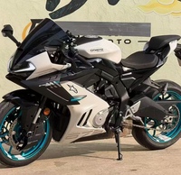 Moto sportive à essence haute performance 675SR 675cc, moteur refroidi par eau, adaptée à la conduite à grande vitesse et aux passionnés de piste