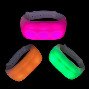 Bracelet RFID/NFC avec logo personnalisé, télécommande 433M, 15 couleurs LED, portée de 800M, autonomie de 10 à 30 heures pour concerts et festivals - Product Image 3