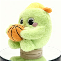 Fabricant de jouets en peluche d'anime personnalisé personnage de dessin animé poupée verte en peluche tenant des jouets en peluche de basket-ball