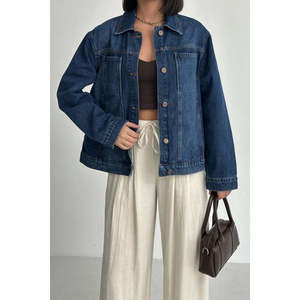 Veste en jean simple bleu foncé en coton lavable pour femme avec détails de poches - Product Image 1