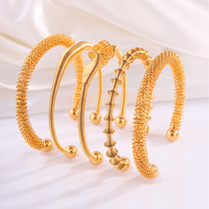 <span class=keywords><strong>Bracelet</strong></span> manchette irrégulier en <span class=keywords><strong>fil</strong></span> de câble en acier titane plaqué or 18 carats, bijoux anti-ternissement pour femme, vente en gros - Product Image 1