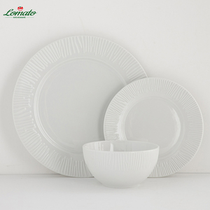 ชุดอาหารค่ำเซรามิกสีขาวคลาสสิกแบบนูนลายหรูหรา เป็นมิตรกับสิ่งแวดล้อม พร้อมจานสีพื้นด้าน 6/12 ชิ้น - Product Image 1