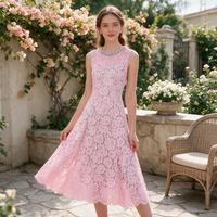 Robe longue élégante sans manches en dentelle pour femme, col orné de strass, taille ajustée, idéale pour soirée d'été, mariage ou événement formel