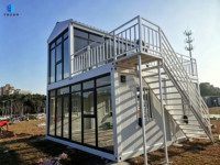 Villa préfabriquée à deux étages en panneaux sandwichs plats intégrés, grandes fenêtres en verre, balcon, design moderne pour usage bureautique ou résidentiel