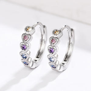 Pendientes de Aro con Corte de Corazón Coloridos E2542, Chapados en Plata, Aleación de Zinc, Joyería de Moda para Mujer, Regalo, Engaste de Bisel, Cristal, Diamantes de Imitación - Product Image 1