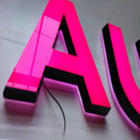 Panneau lumineux LED 3D rétroéclairé en acier inoxydable, aluminium et acrylique avec lettres en relief éclairées par l'avant pour la décoration automobile