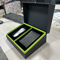 Boîte rigide noire de luxe à couvercle rabattable avec gaufrage et revêtement UV, emballage personnalisé pour souris d'ordinateur et tapis de souris (matériaux recyclés)