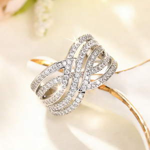 Anello Minimalista a Onda per Donne, Elegante Gioiello da Dito alla Moda - Product Image 2