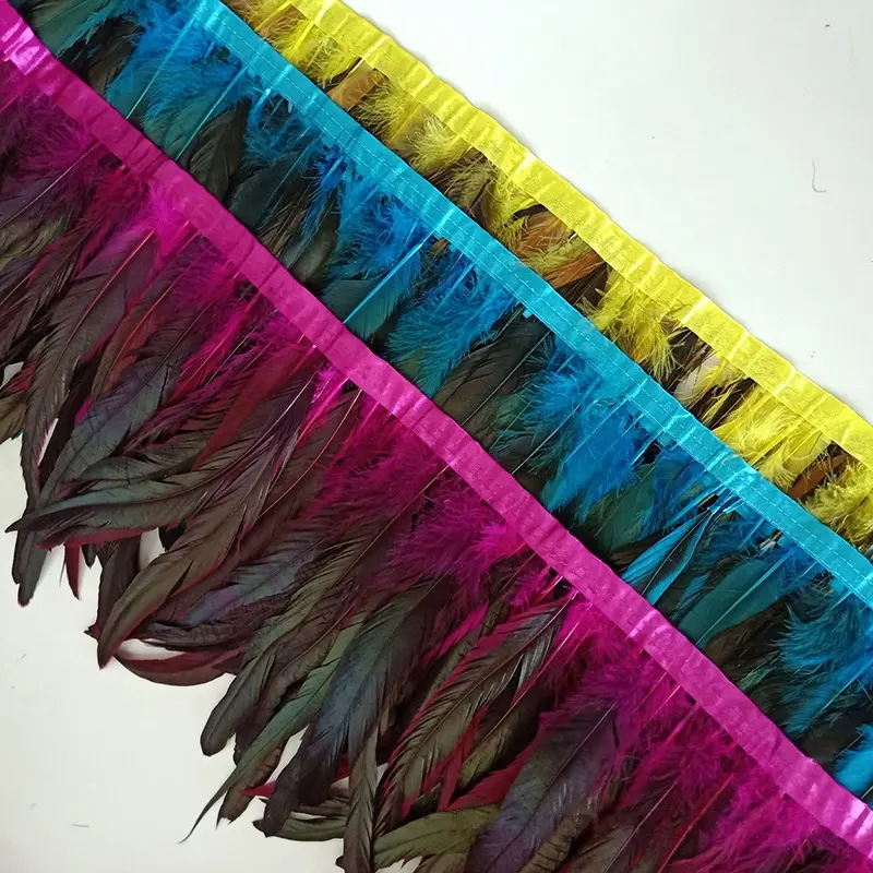 Venda barata direto tingido 2 cores tom natural Galo cauda pena guarnição franja para carnaval festa vestido decoração