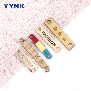 Nhà Máy Bán buôn tùy chỉnh quần áo logo riêng thương hiệu Kim Loại nhãn OEM khắc thiết kế hợp kim kẽm nhãn may cho quần Jeans Túi - Product Image 3