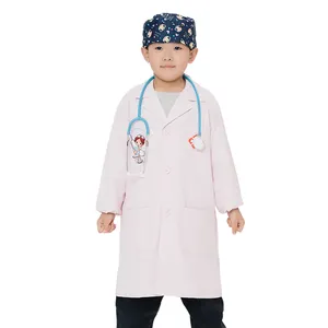 Il medico e l'infermiera Unisex dei bambini vestono cappotti rosa e giocattoli medici per esperimenti scientifici