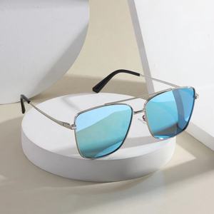 แว่นกันแดดสีดำของผู้ชายใหม่กรอบพีซีสีฟ้าเลนส์โพลาไรซ์ TAC คุณภาพสูงโลโก้ที่กำหนดเองบนเลนส์สไตล์นักบินที่ทันสมัย - Product Image 2