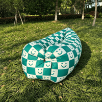 Canapé gonflable moderne bleu et blanc à carreaux - Portable, pliable, sans pompe, idéal pour le camping, la plage et les pique-niques en plein air