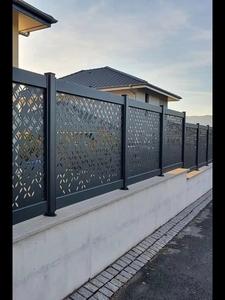 <span class=keywords><strong>Ringhiere</strong></span> per Scale da Balcone dal Design Contemporaneo Tagliate al <span class=keywords><strong>Laser</strong></span> per Ville in Acciaio Inox, Ferro Zincato e Lega di Alluminio - Sostenibili - Product Image 6