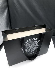 Vente en gros de logos de <span class=keywords><strong>marque</strong></span> imprimés sur mesure promotion vêtements de luxe cadeaux de vente au détail sacs à provisions en papier noir avec poignées - Product Image 4